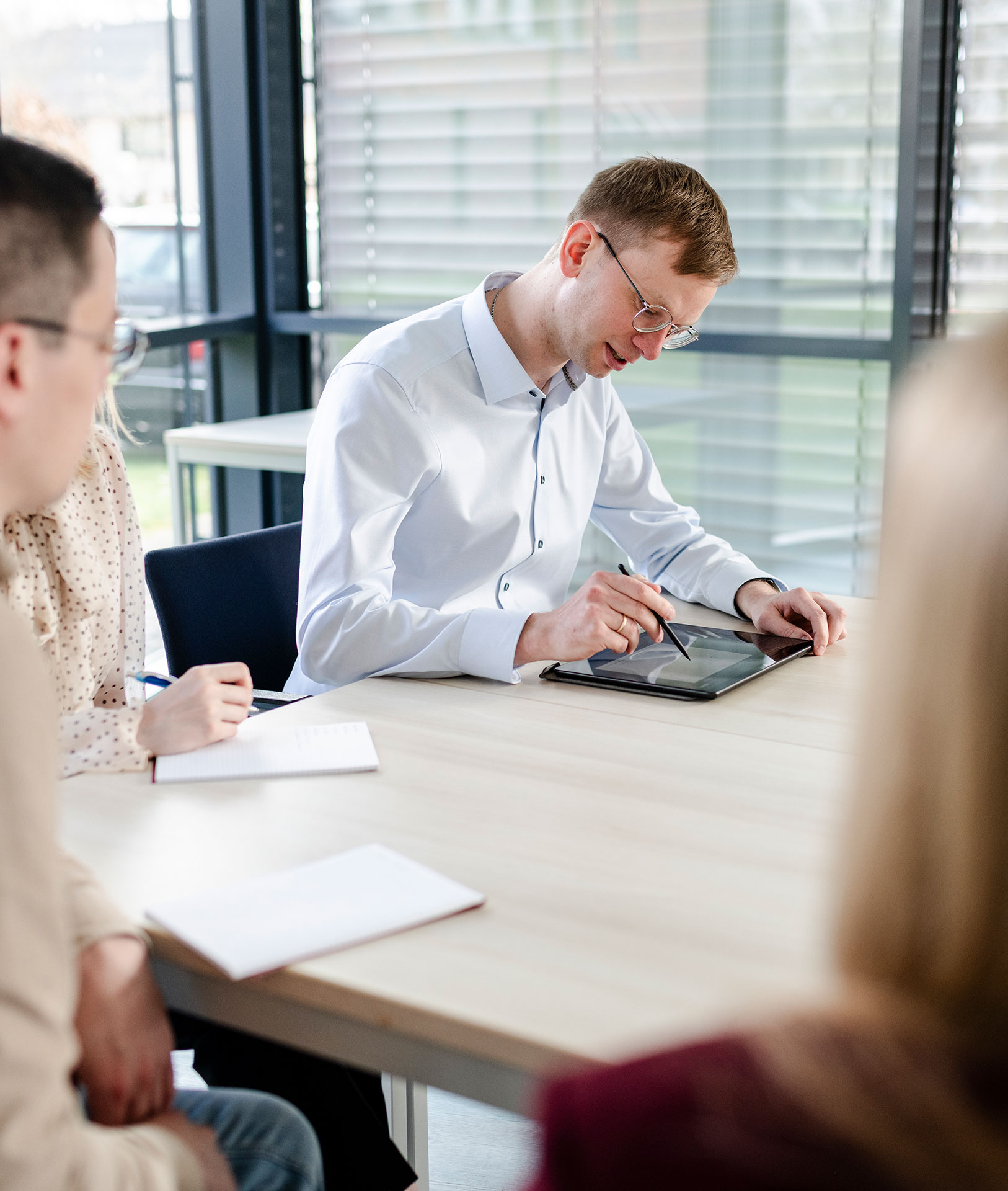Mitarbeitende der Steuerkanzlei stevora besprechen steuerliche Themen im Team