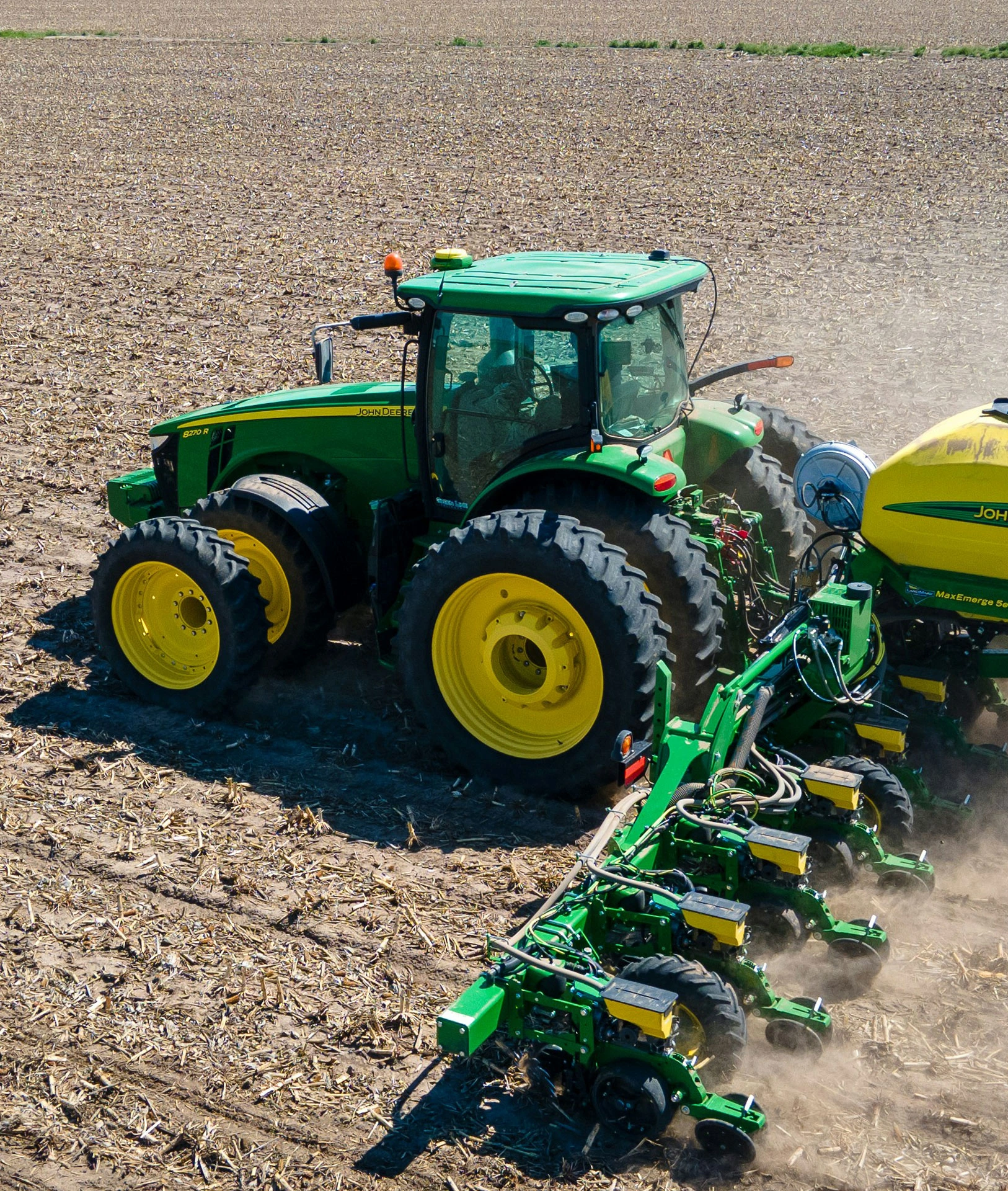 Traktor bei der Aussaat auf einem landwirtschaftlichen Feld als Schwerpunkt der Steuerberatung für landwirtschaftliche Betriebe