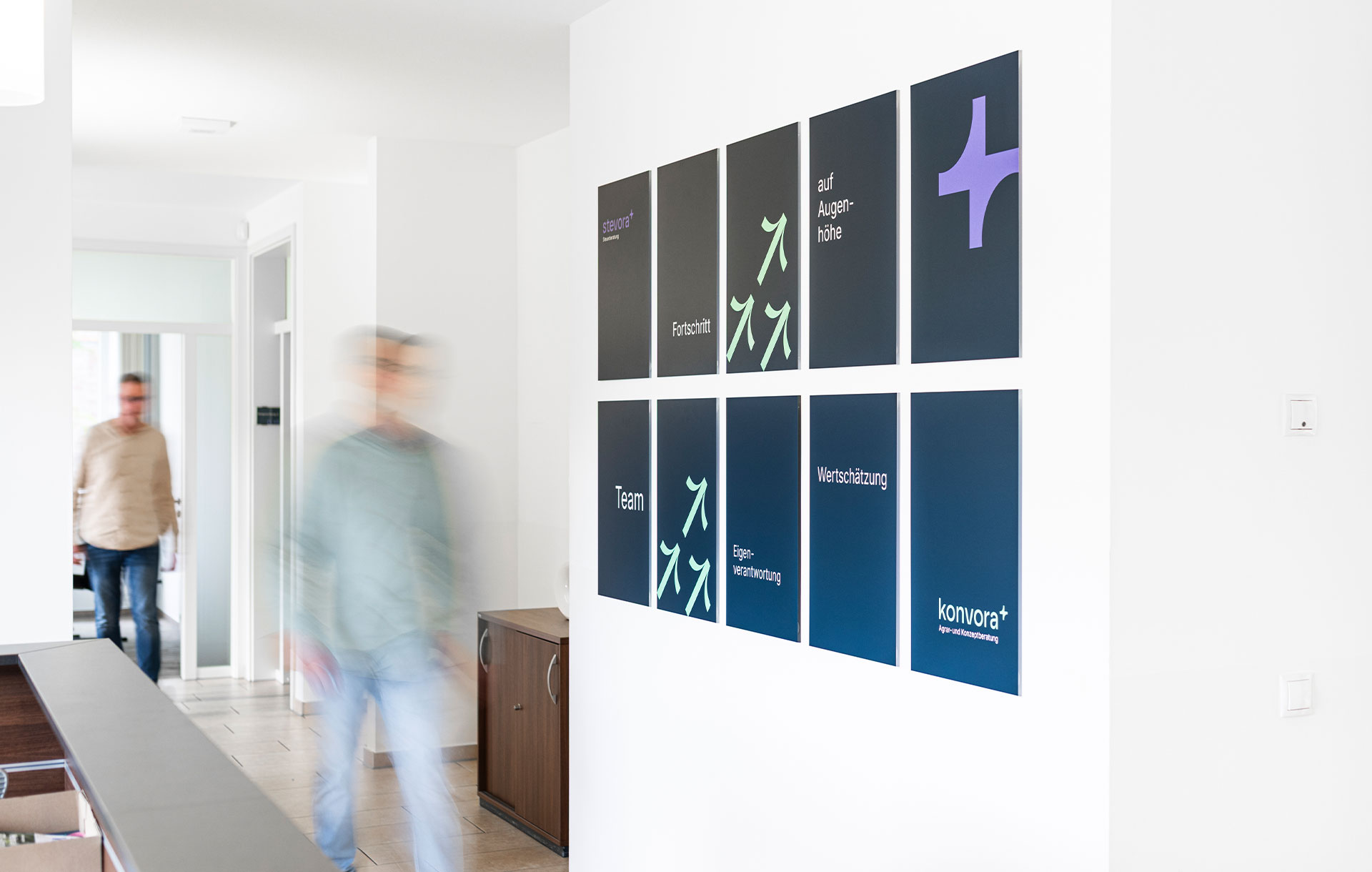 Wandgestaltung mit den Unternehmenswerten im Empfangsbereich des Steuerbüros stevora